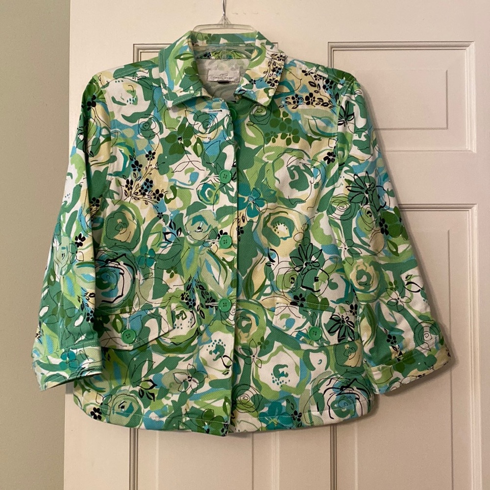Casual Studio 3/4 sleeve jacket.  Size S. Floral pattern on piqué fabric.
